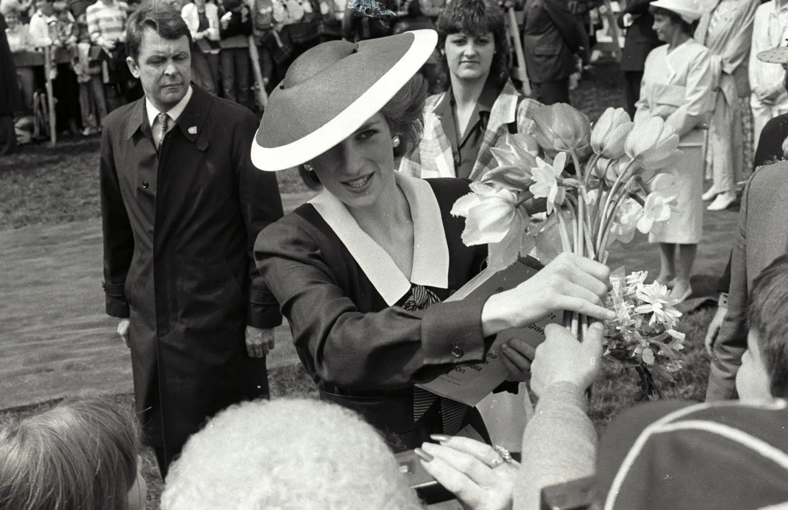 What It Was Like at Princess Diana's Funeral, With Queen Elizabeth, Prince Charles, Hillary Clinton and Tom Hanks - Newsweek What It Was Like at Princess Diana's Funeral, With Queen Elizabeth, Prince Charles, Hillary Clinton and Tom Hanks - Newsweek
