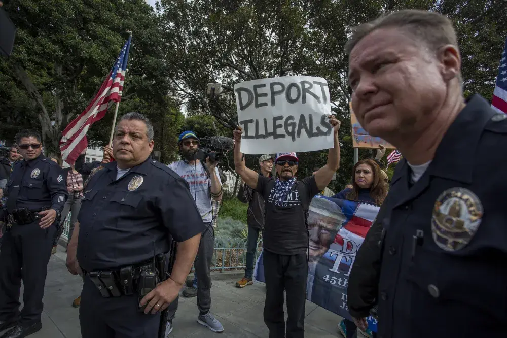 ICE Arrests Nearly 500 Immigrants During Nationwide Sweep