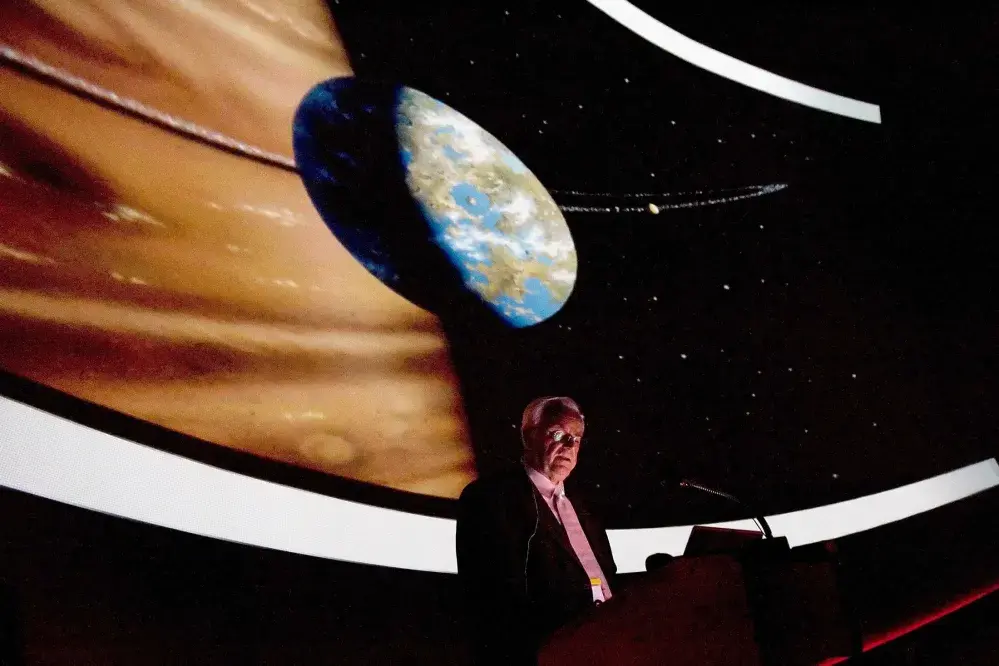 Is This Alien ‘Messenger’ From Another Solar System an Out-of-Control Spacecraft?