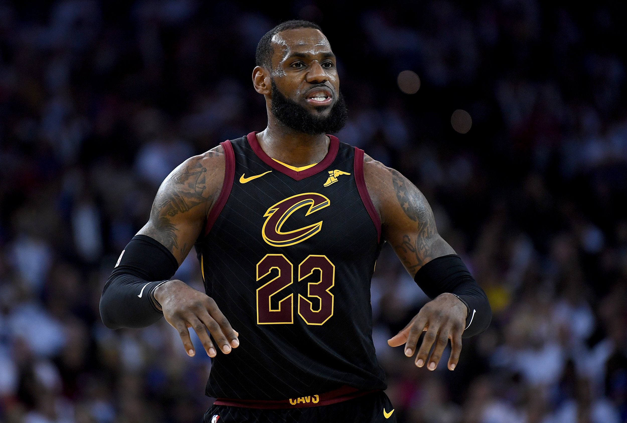 ウェア Cleveland Cavaliers LeBron James Is LeBron James Distracting the Cavaliers by Feuding With NBA