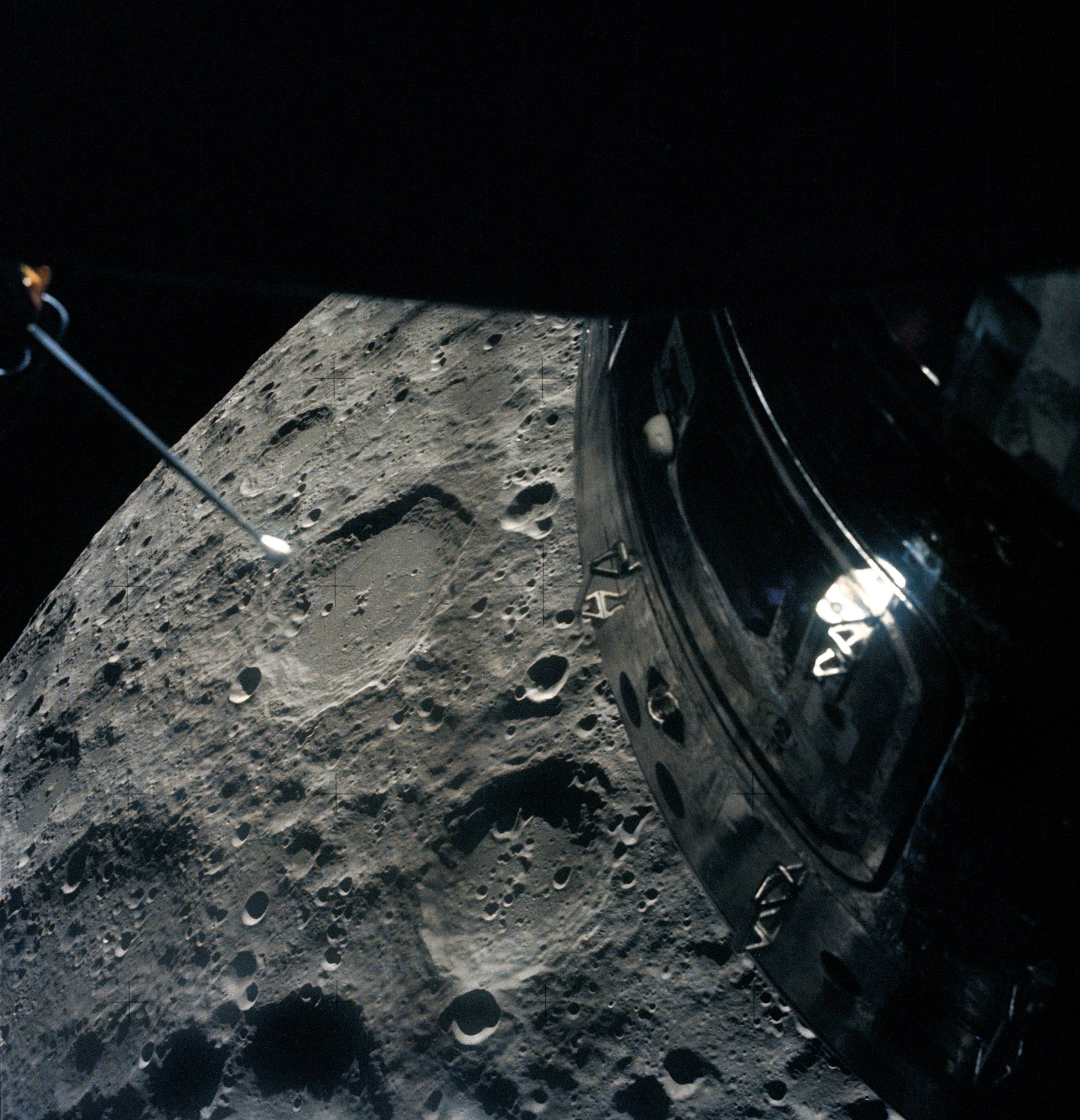882259-apollo-13-passing-moon.jpg