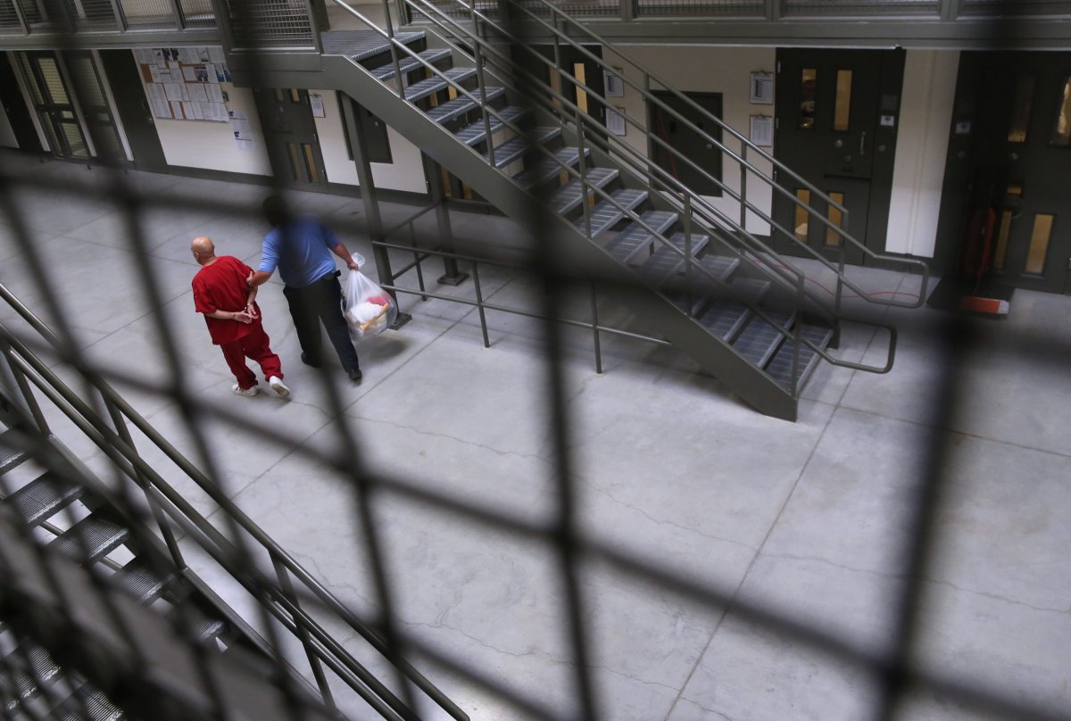 Vietnamese Man Awaiting Deportation Dies in ICE Custody - Newsweek
