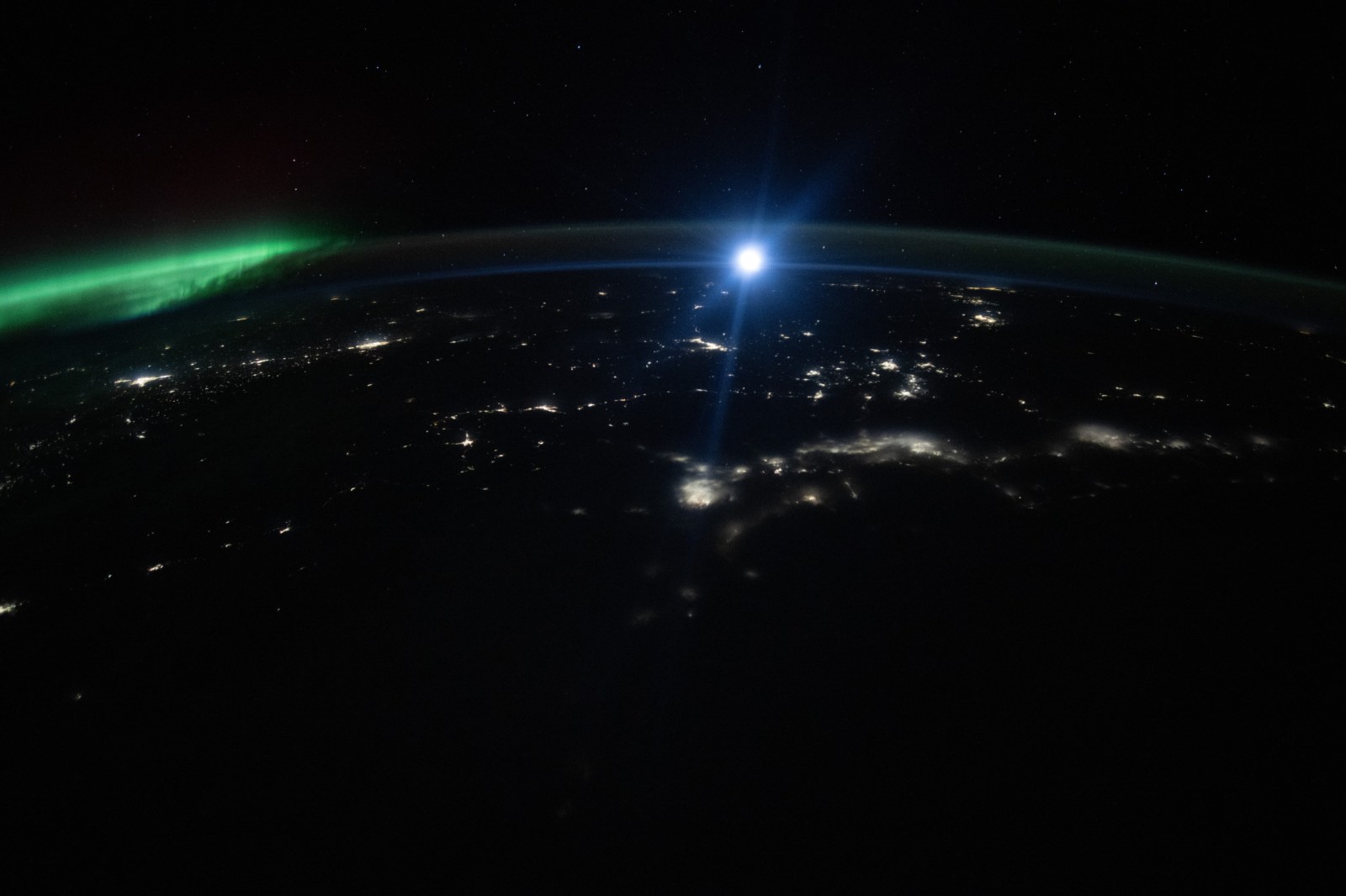 NASA Astronaut Captures Aurora and Moon Glowing Over US - Newsweek, image size:1600x1066