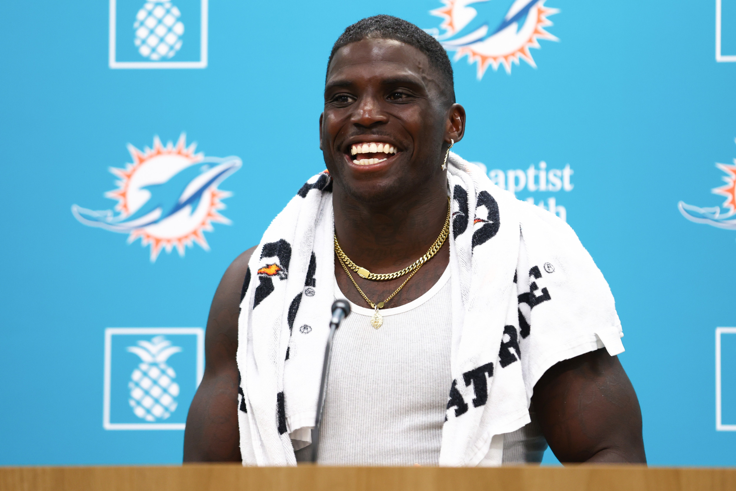 Tyreek Hill Has Strong Reaction to Former Chiefs Teammate Joining Bills