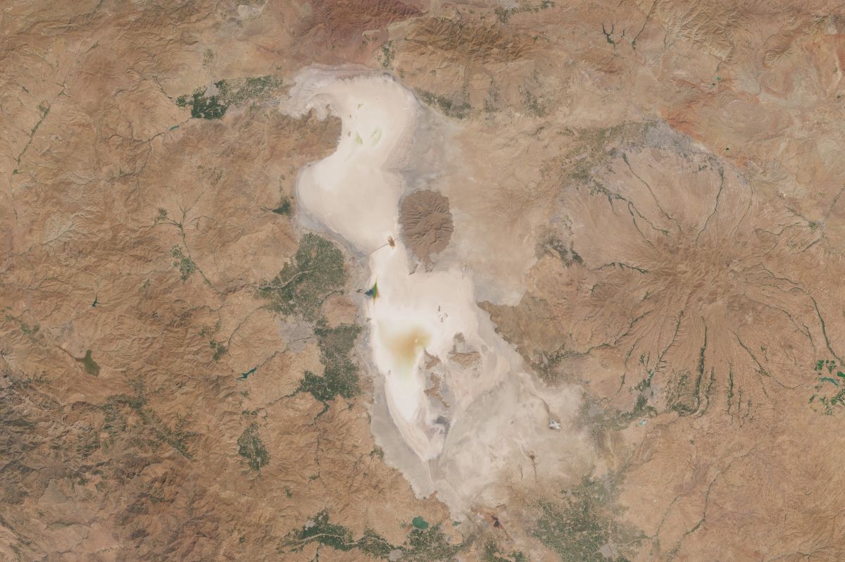 Satellite Photos Show Middle East’s Largest Lake on Brink of