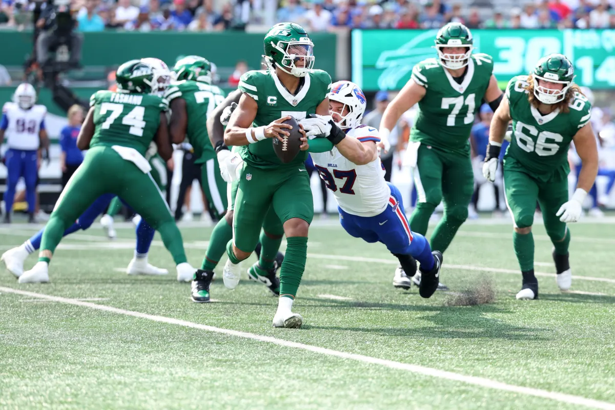 Jets Lose Justin Fields to Possible Concussion in Ugly Performance ...