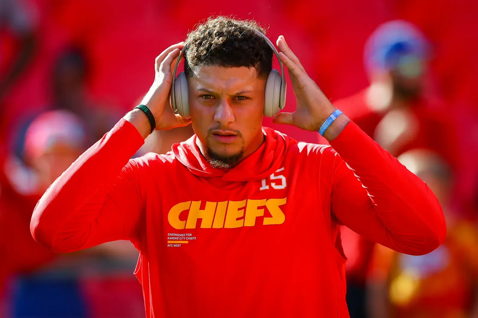 BREAKING NEWS: In the recent game between the Chiefs and Giants, many fans noticed that Isiah Pacheco had a tattoo on his arm with the colors and symbol of the cause, along with the number “988” — the Suicide & Crisis Lifeline. And it was only after the victory over the Giants that he shared with a trembling voice: “I dedicate this victory to my father, he was one of the…”. Along with those emotional words, Pacheco also decided to donate $988,000 to the Suicide & Crisis Lifeline with the message: “Everyone has the right to live in a loving environment…”. – manh