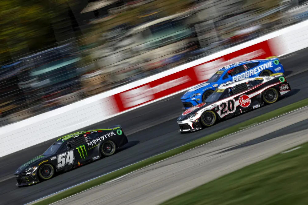 納斯卡車隊的戴爾小 (Dale Jr.) 抨擊泰吉布斯 (Ty Gibbs) 與丹尼哈姆林 (Denny Hamlin) 發生衝突