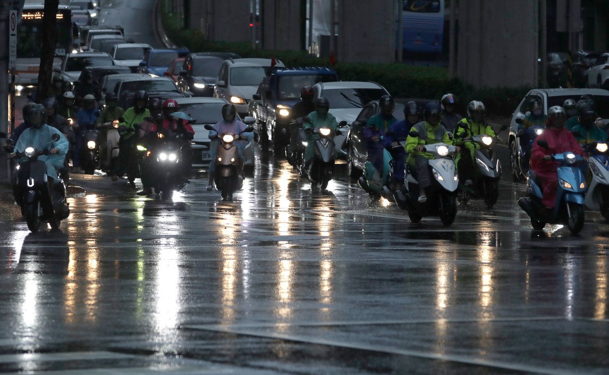 Super Typhoon Ragasa Races Toward Hong Kong, Hundreds of Flights Canceled