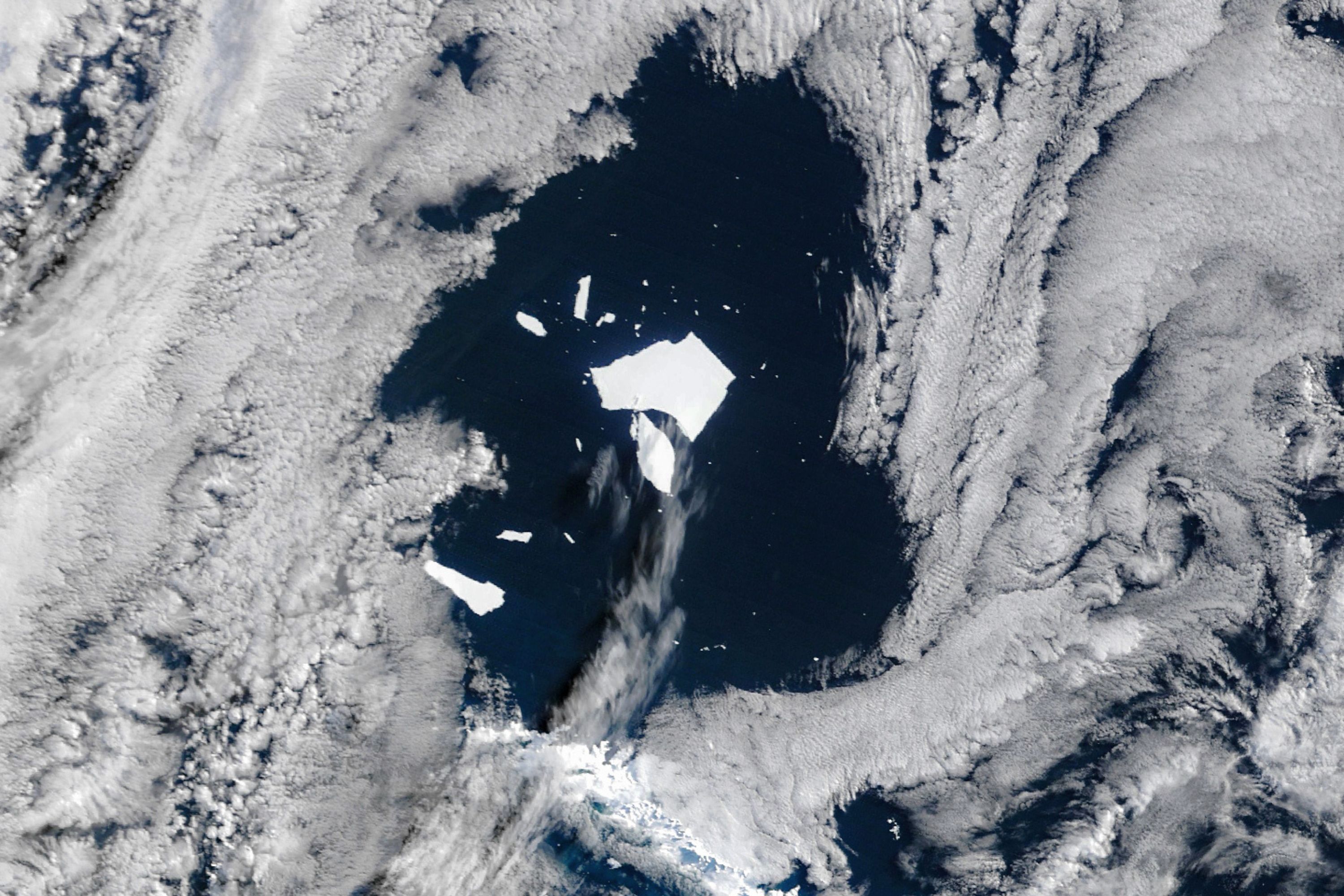 ANTARCTICA　南極 NASA satellite image shows imminent demise of huge Antarctic