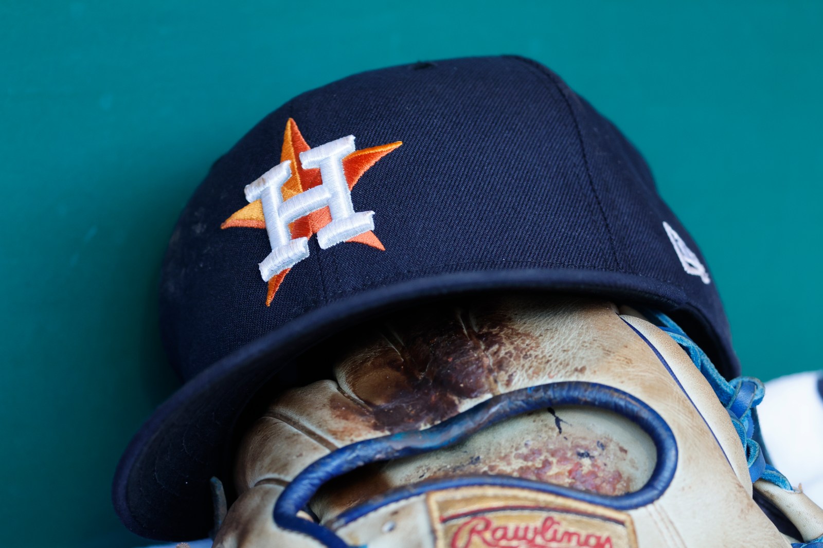Astros Sign 28-Year-Old Outfielder Away from Rival Rangers