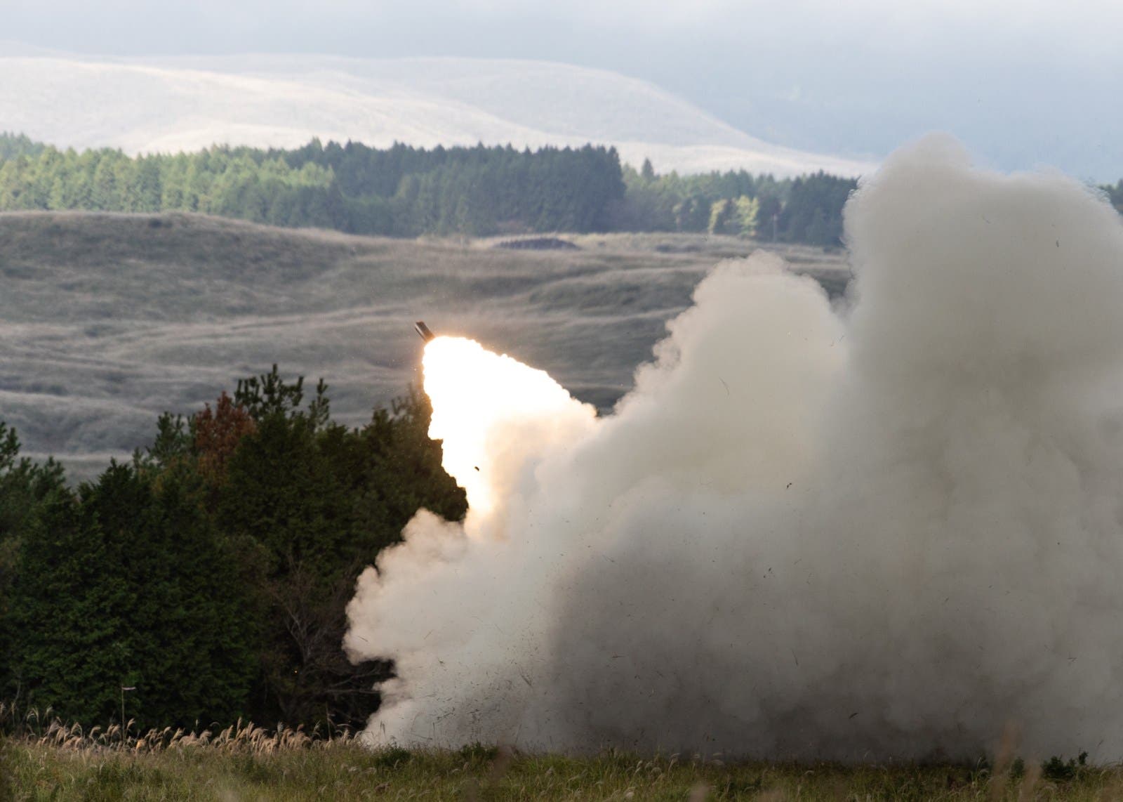 Photos Show US Firing HIMARS Rockets in Drills Near Japan's Mount Fuji