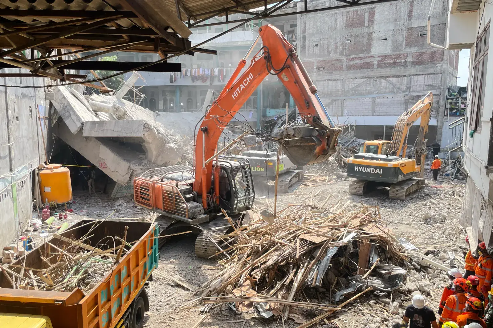 Tragedy Strikes: 49 Lives Lost in Indonesian School Collapse