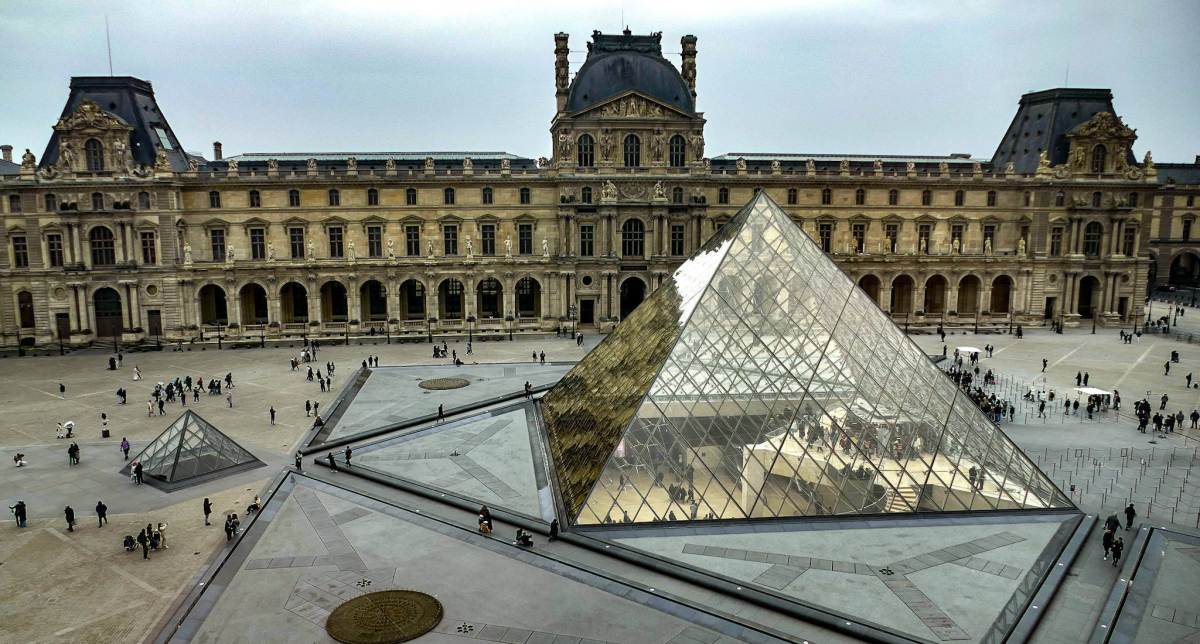 In the Shadow of Theft: Louvre Director Faces Resignation After Historic Heist