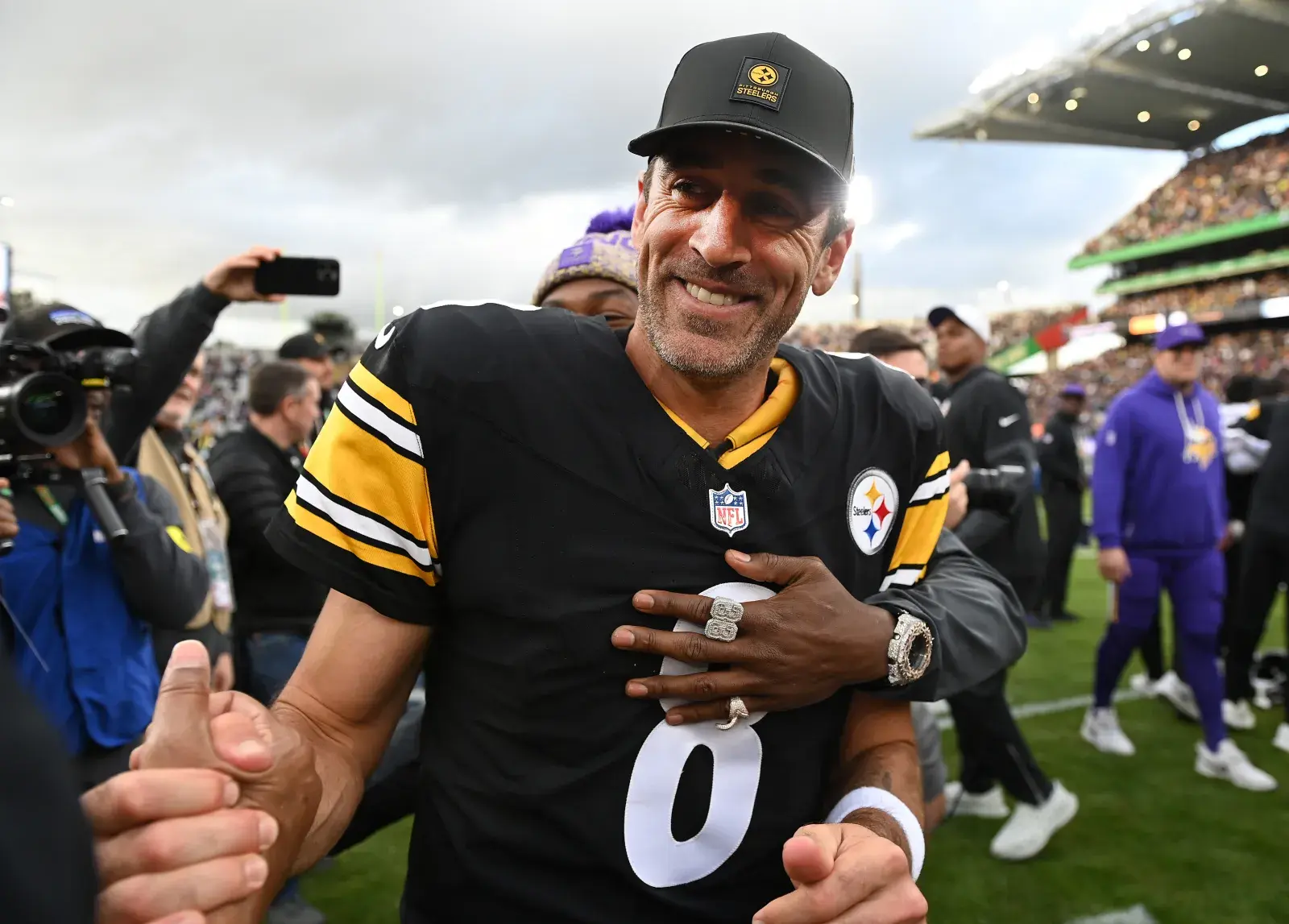 "I think I was born for the Steelers...", this is the humorous and daring interview answer of star Aaron Rodgers when asked about his future with the team, Mike Tomlin also hinted 8 words about this "living legend", maybe we will have an Aaron Rodgers still playing for the Steelers but in a different managerial position in the not-too-distant future...vannguyen