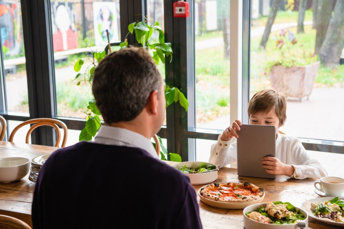 'You Don’t'—Mom’s Blunt Reply to Toddler Restaurant Issue Divides Parents