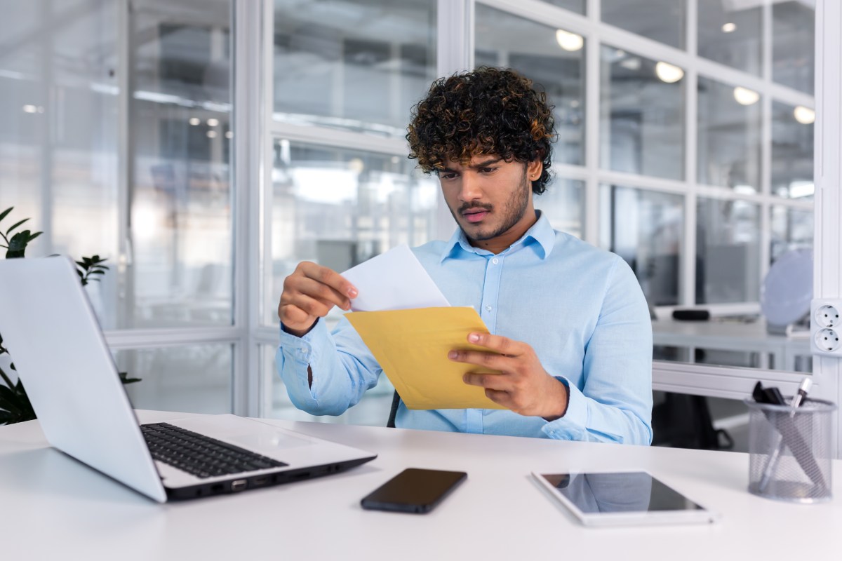 Man Receives Unexpected Envelope in the Mail—What’s Inside Shocks Internet