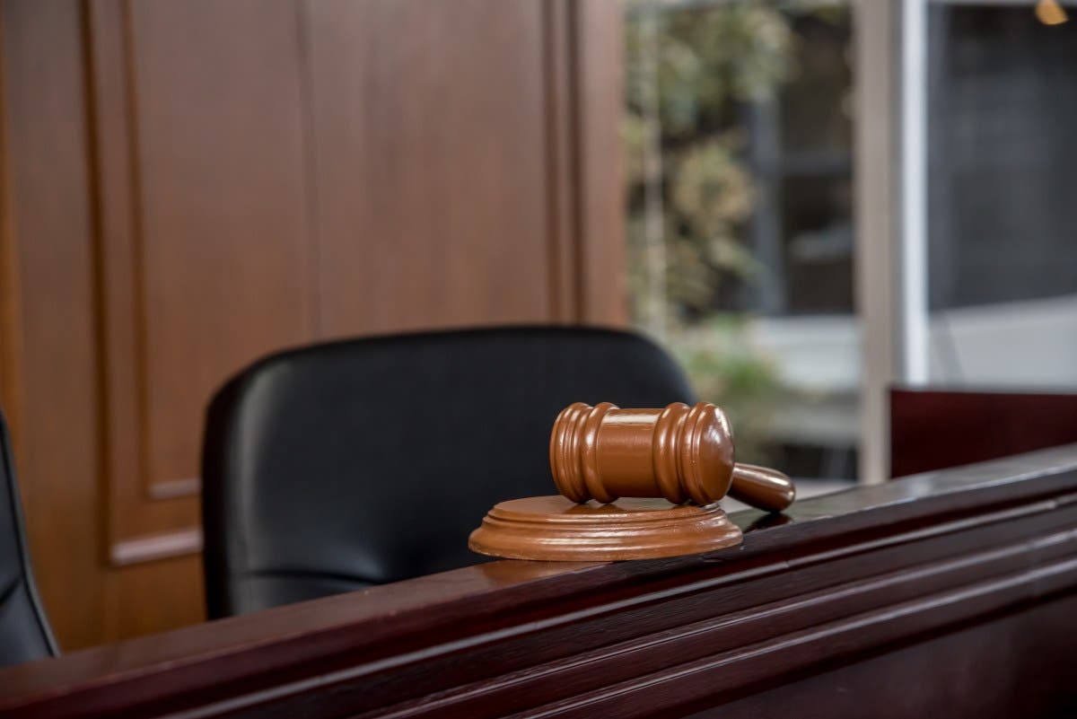 쇼크스 판사에게 바지도 입지 않은 채 법원 심리에 출두한 경찰관 쇼크스 판사에게 바지도 입지 않은 채 법원 심리에 출두한 경찰관