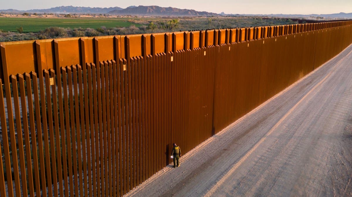 Illegal US-Mexico Border Crossings Fall to 55 Year Low: Report