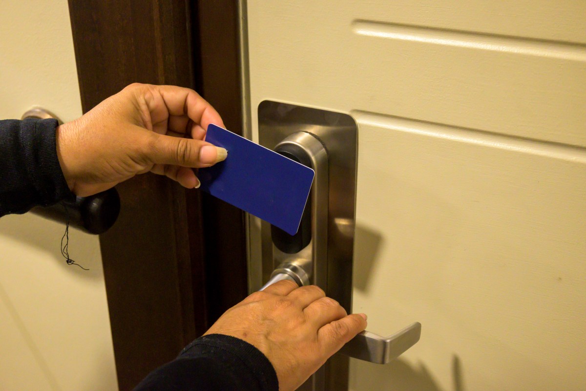 Hotel Worker Learns Guest’s Routine—What They Leave in Room Goes Viral