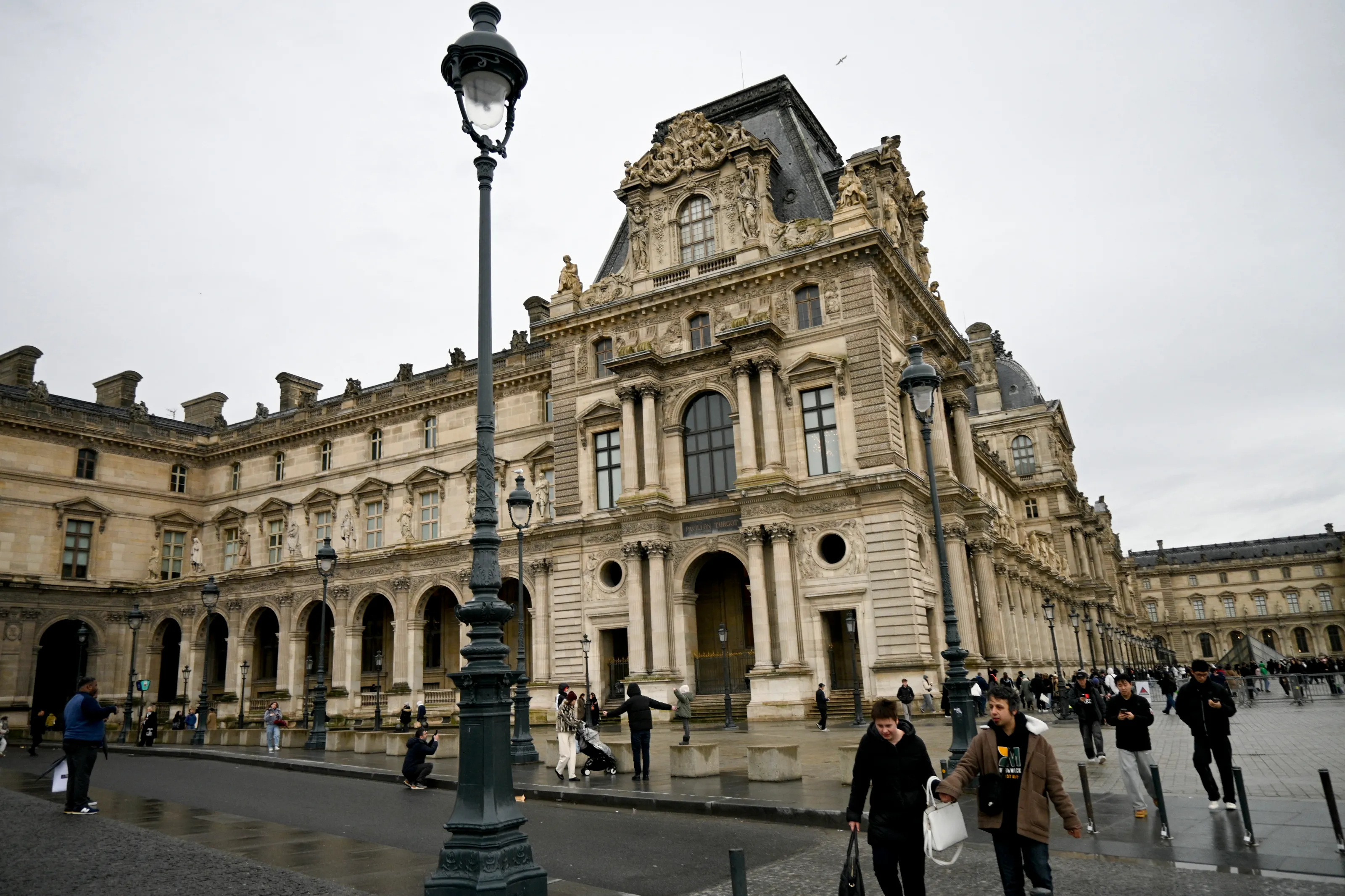 Louvre Museum Closed After Robbery: French Minister