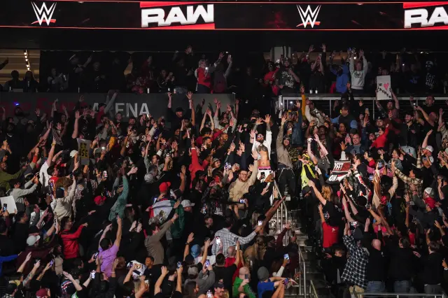 wwe fans react during live raw show