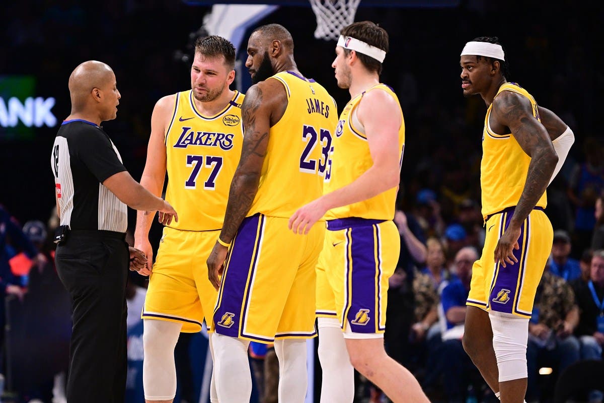 El roster de los Lakers levanta la gran bandera roja al Salón de la Fama de la NBA El roster de los Lakers levanta la gran bandera roja al Salón de la Fama de la NBA