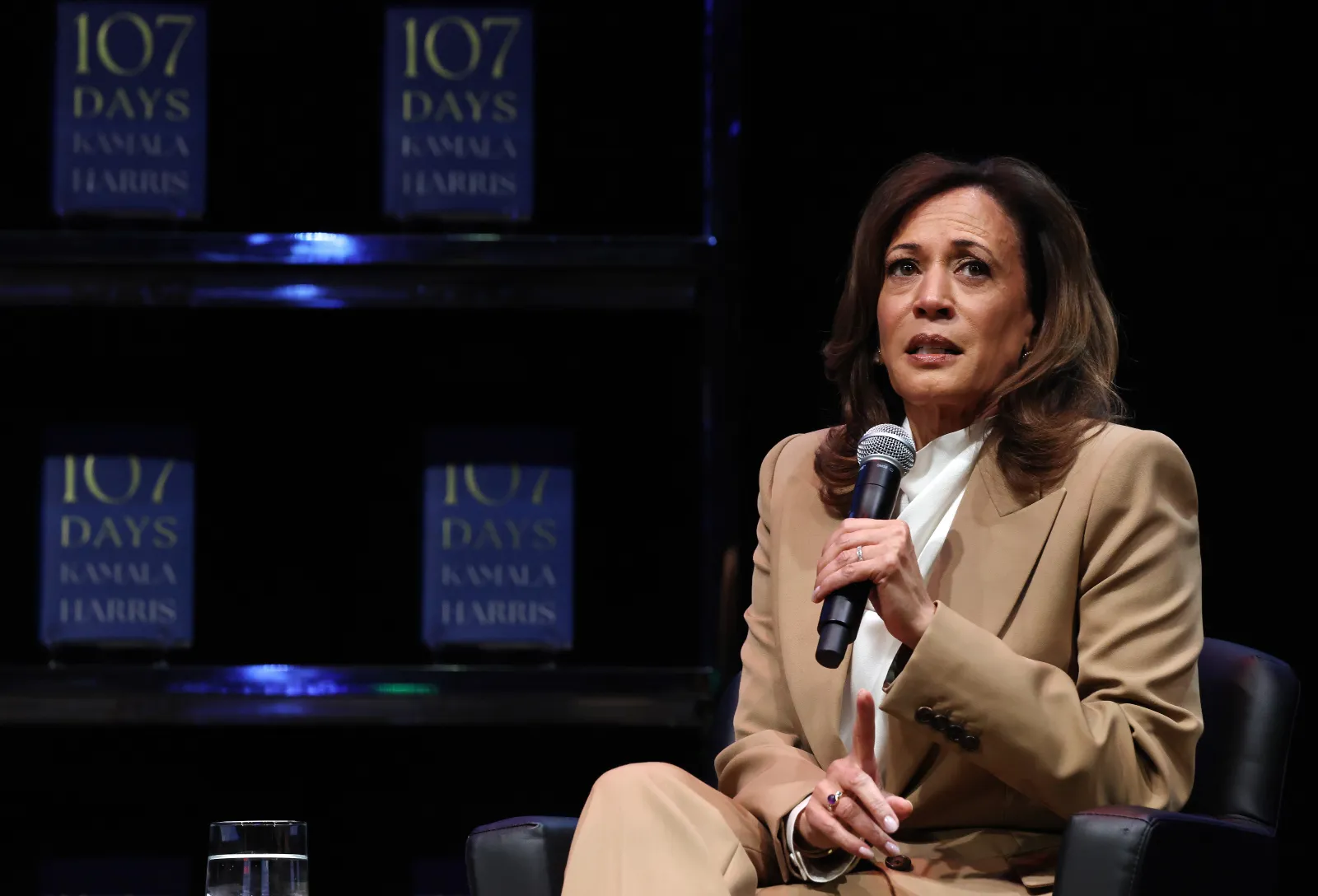 Kamala Harris hits back at protesters who interrupted Chicago book ...