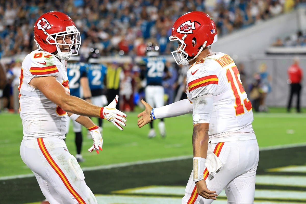 Patrick Mahomes tuvo un gesto elegante para Travis Kelce después del TD histórico Patrick Mahomes tuvo un gesto elegante para Travis Kelce después del TD histórico