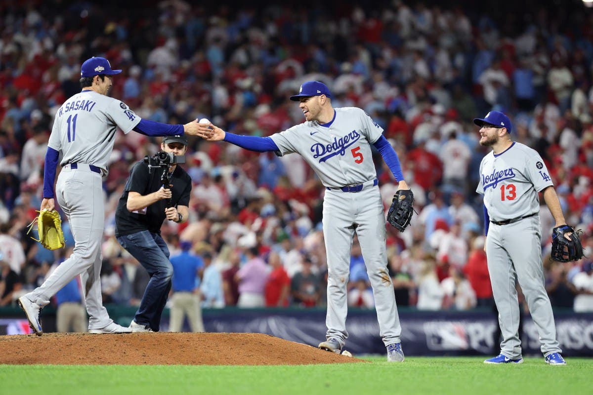 Dodgers' Dave Roberts Explains Controversial Decision vs Phillies