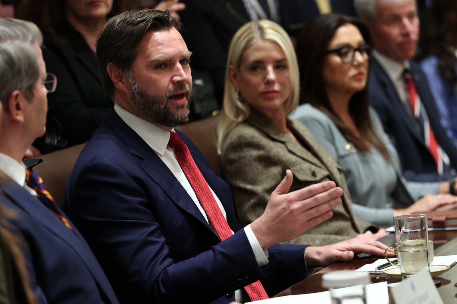 Cortes Profundos à Vista? JD Vance Alerta para Demissões em Massa em Meio à Crise do Governo