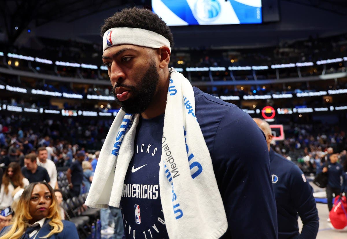 Concerns Rise as Mavericks' Anthony Davis Leaves Game with Injury