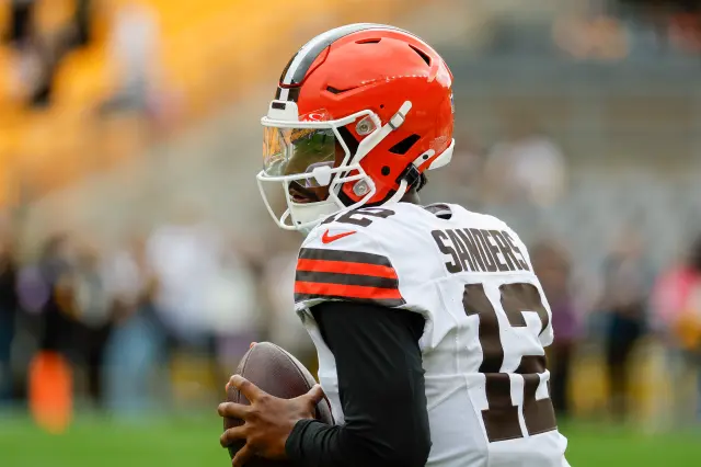 browns quarterback shedeur sanders on field