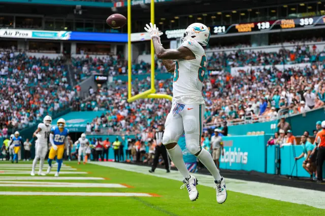 Dolphins tight end Darren Waller