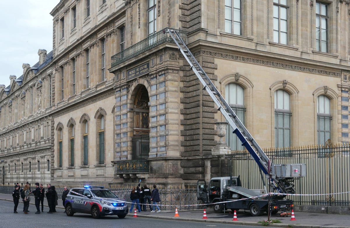 €88 Million Louvre Crown Jewels Stolen in High-Profile Paris Museum Heist