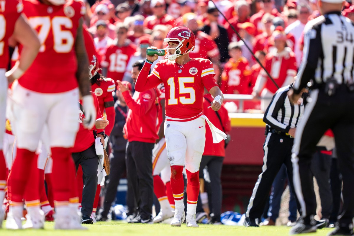 Hot Mic Catches Explicit Patrick Mahomes Message Before Wild Chiefs Trick Play