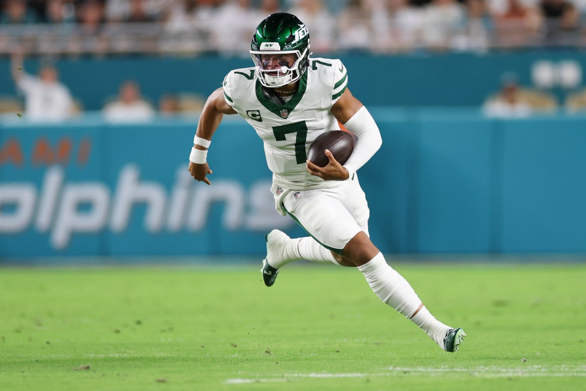 Jets QB Justin Fields Receives Compelling Trade Prediction