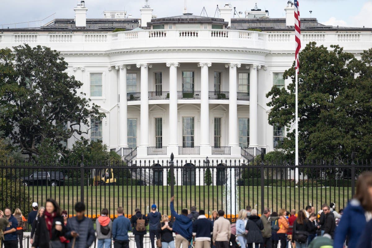 White House Resumes Tours as East Wing Demolished