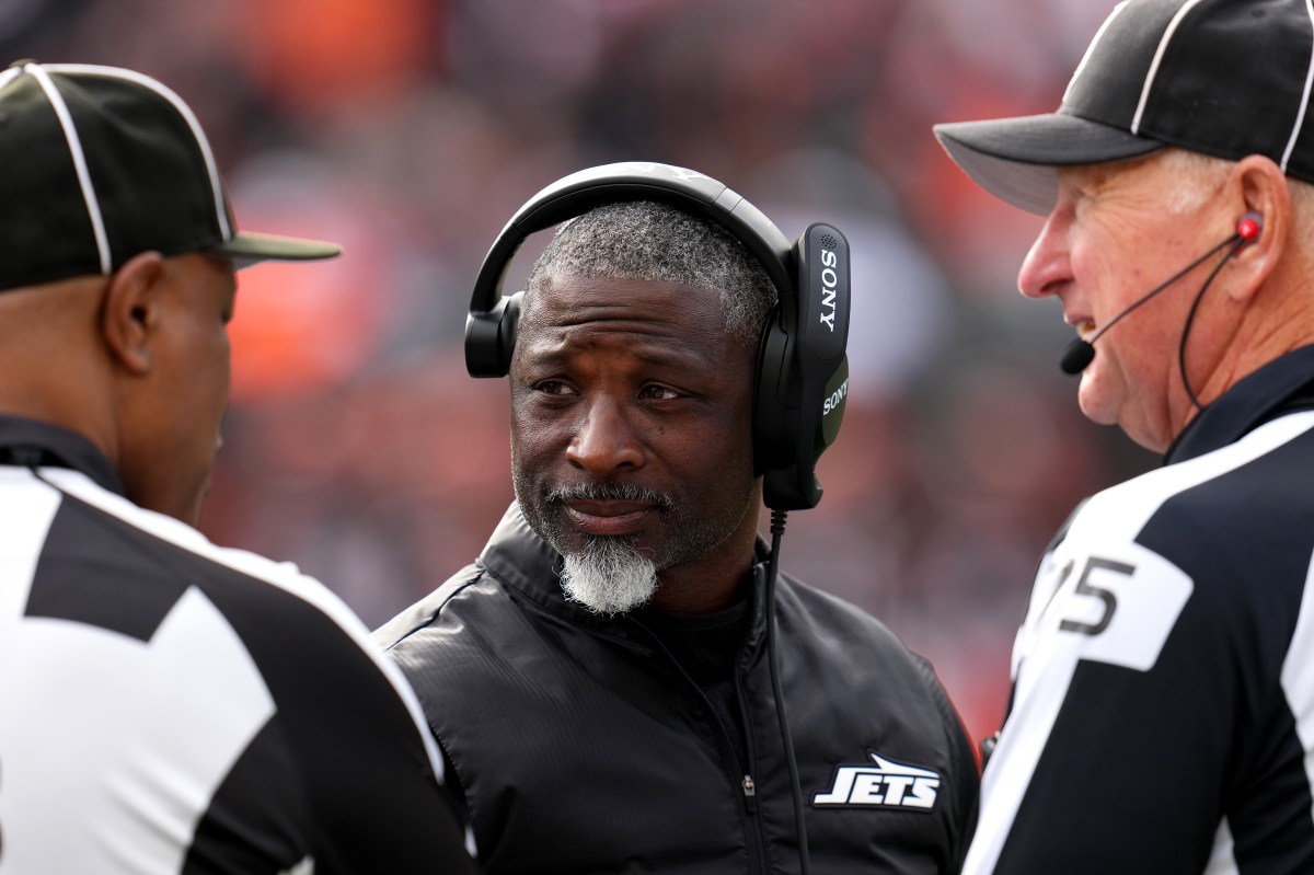 Jets Coach Aaron Glenn Gets Blunt on Benching Star Player