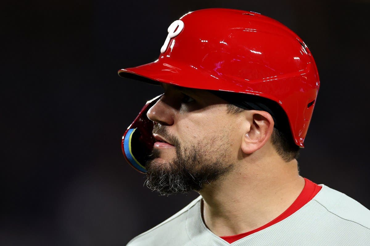 Kyle Schwarber Offers 1-Word Response After Brutal Send Off From Phillies Fans