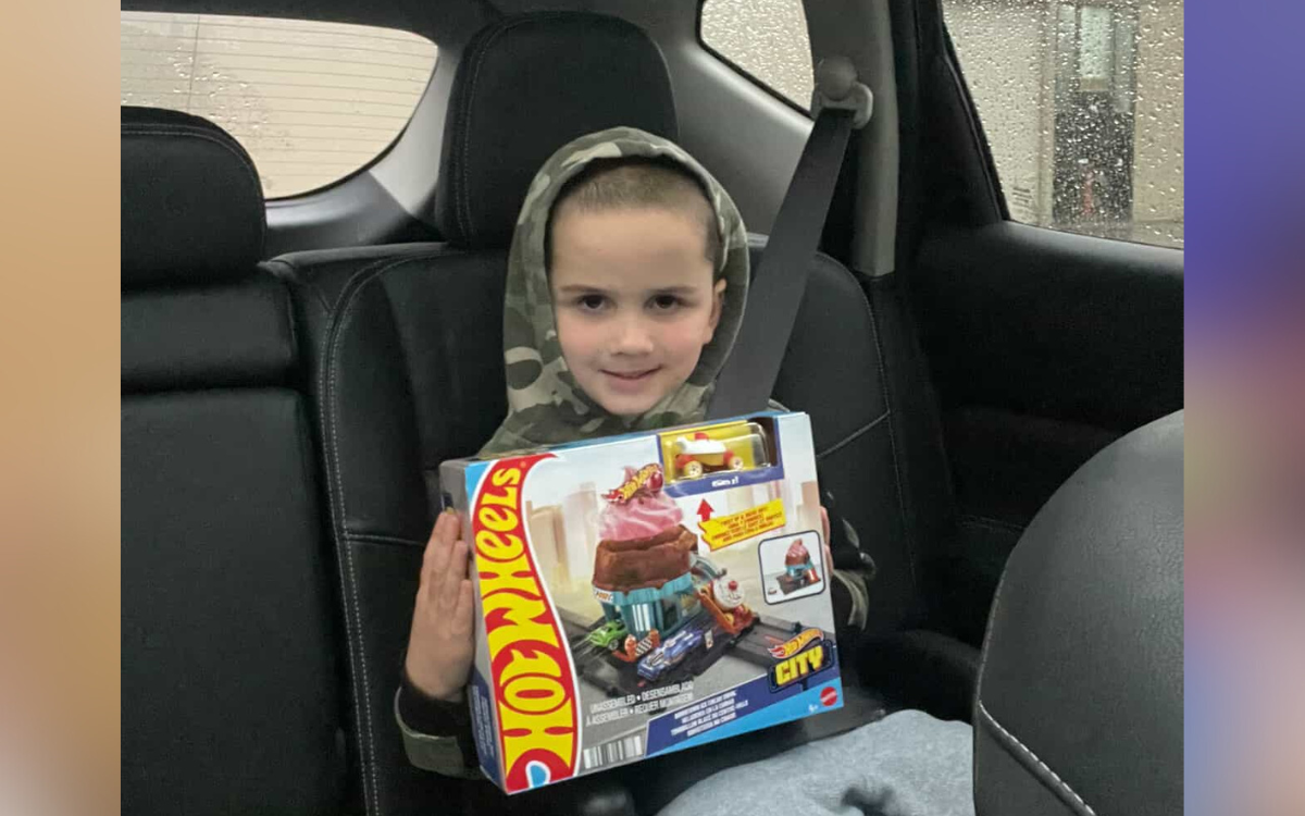 O filho de Kendra Leon, Tyler, segurando seus Hot Wheels.