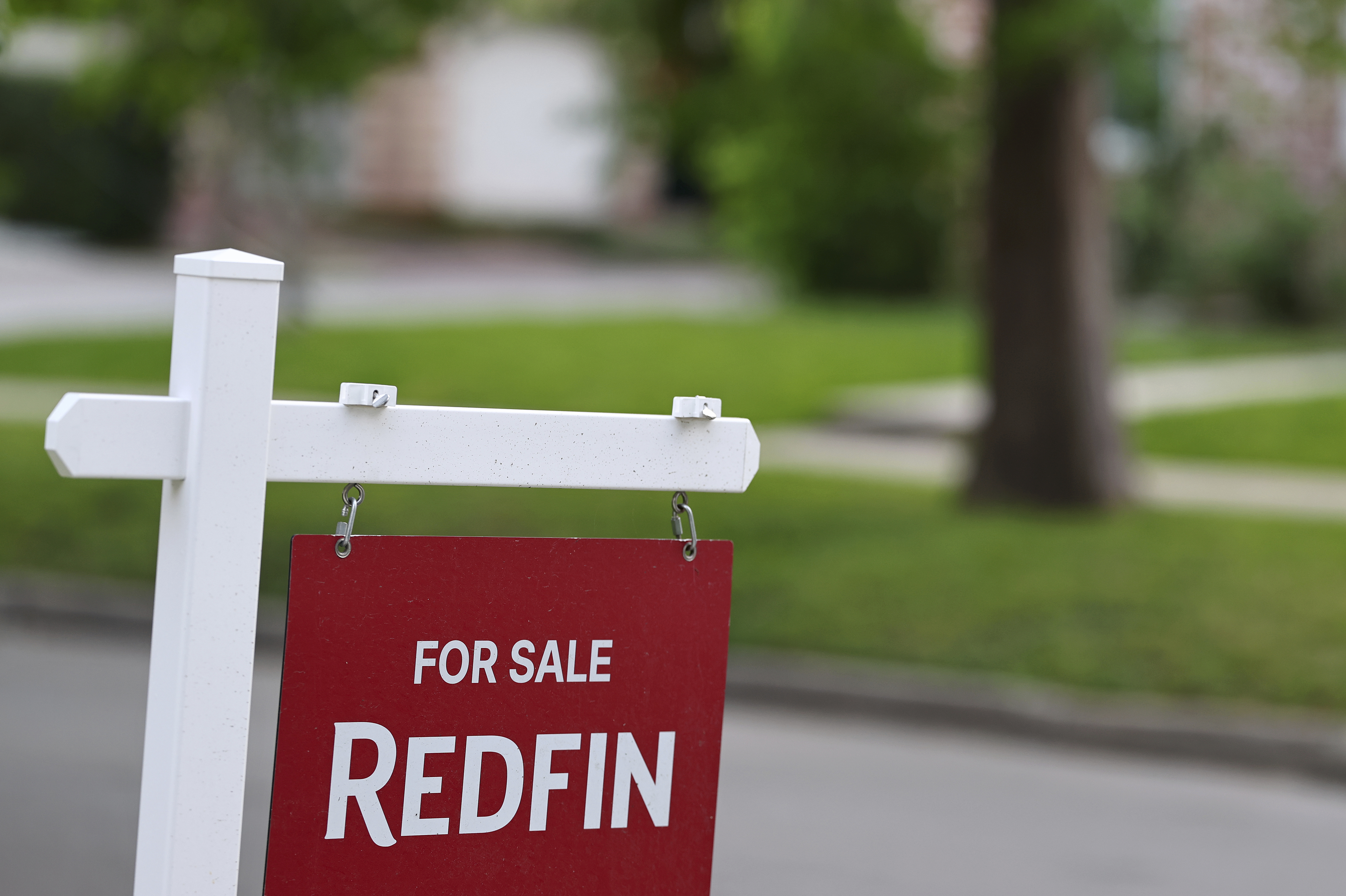 Unsold Homes Skyrocket Nationwide as Sellers Give Up