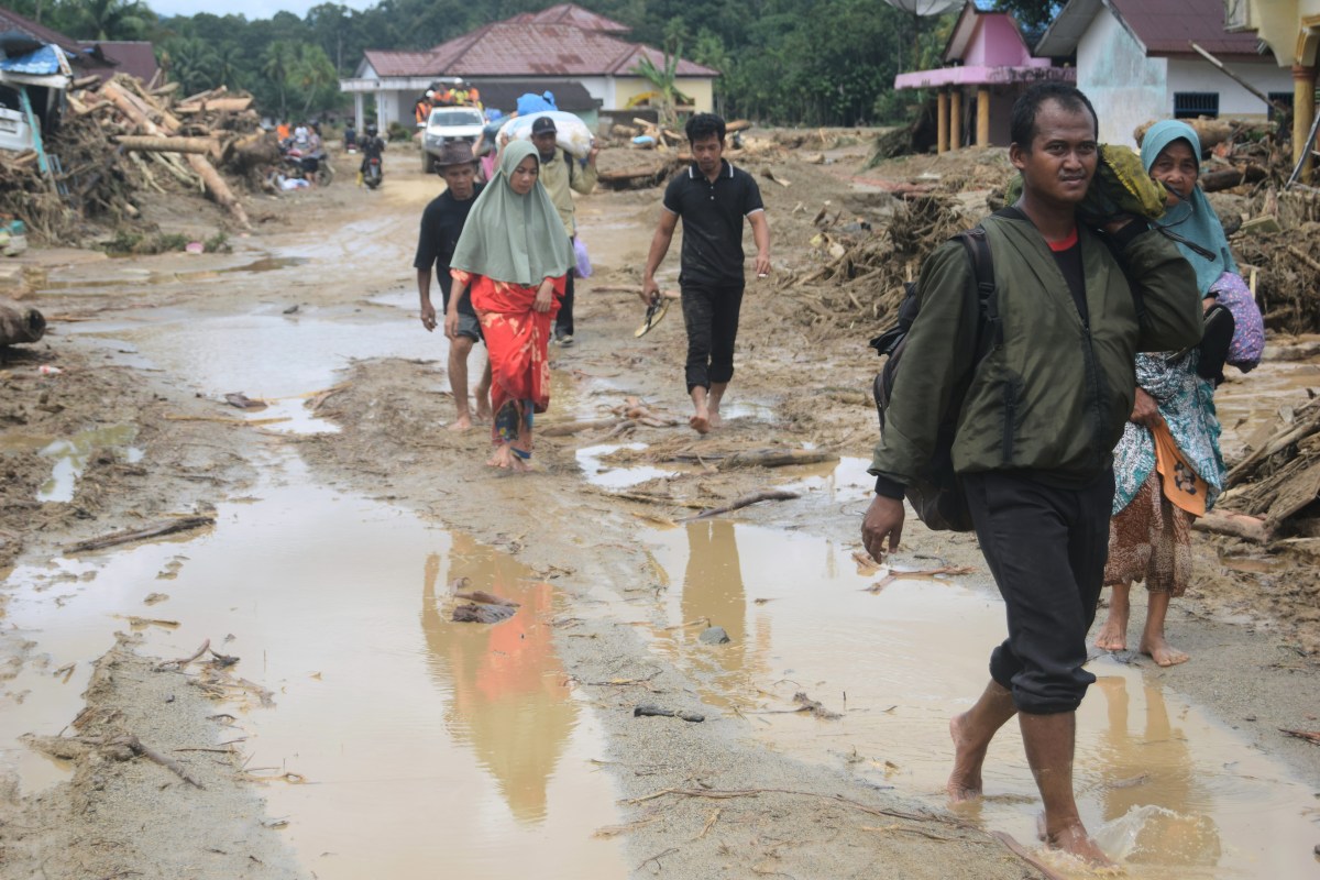 Indonesian Floods Death Toll Tops 300 as Search and Rescue Continues