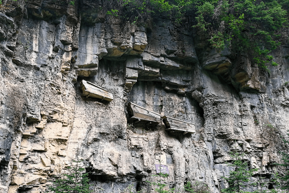 Archaeologists Shine Light on Mystery Behind & 039;Hanging Coffins& 039;