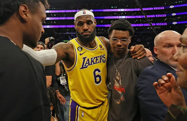 Los Ángeles Lakers star LeBron James and his son Bryce James