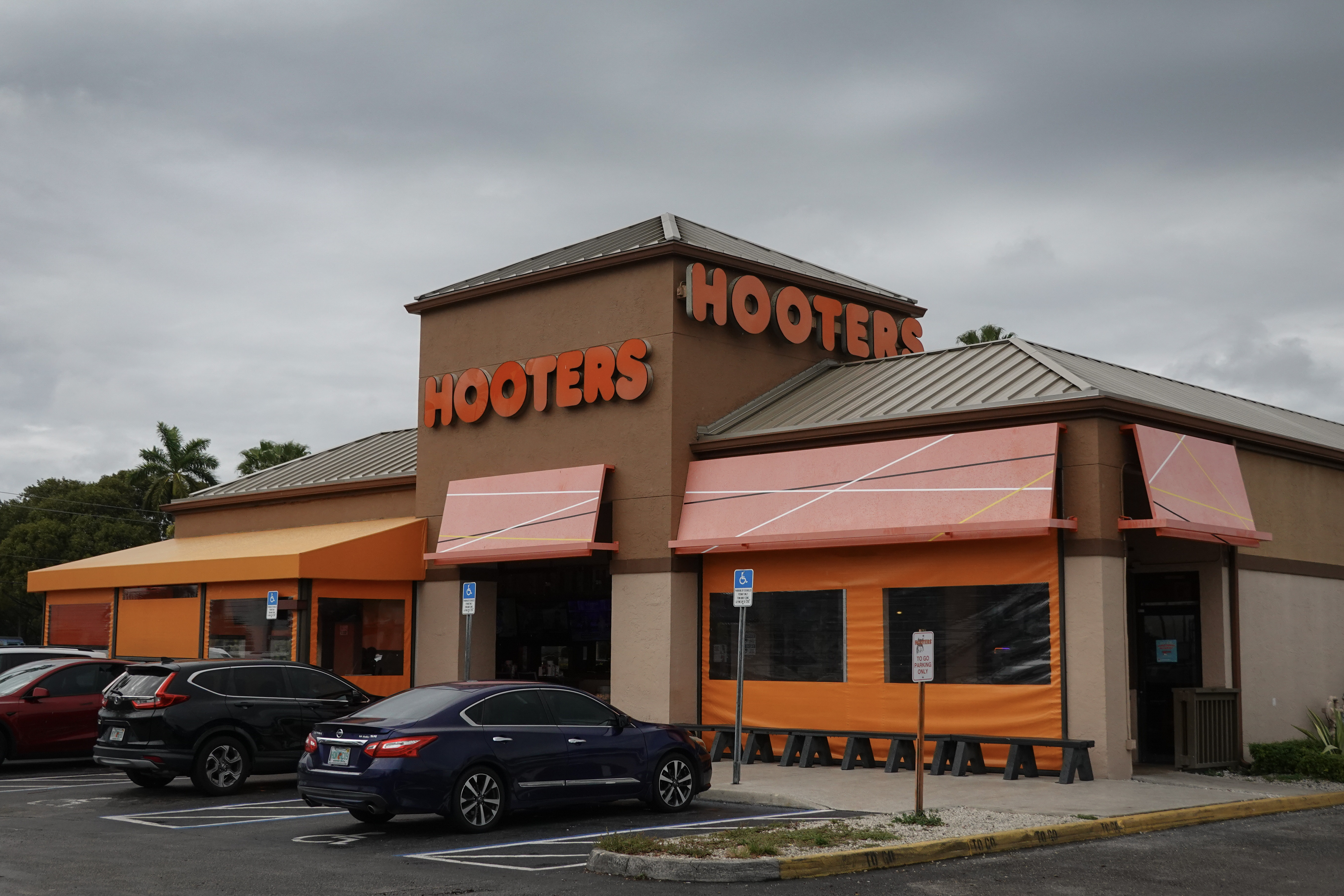 Hooters Cofounder Vows ‘ReHooterizing’ of Chain After Retaking Full Control