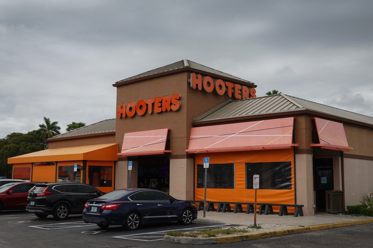 Hooters Cofounder Vows &lsquo;ReHooterizing&rsquo; of Chain After Retaking Full Control
