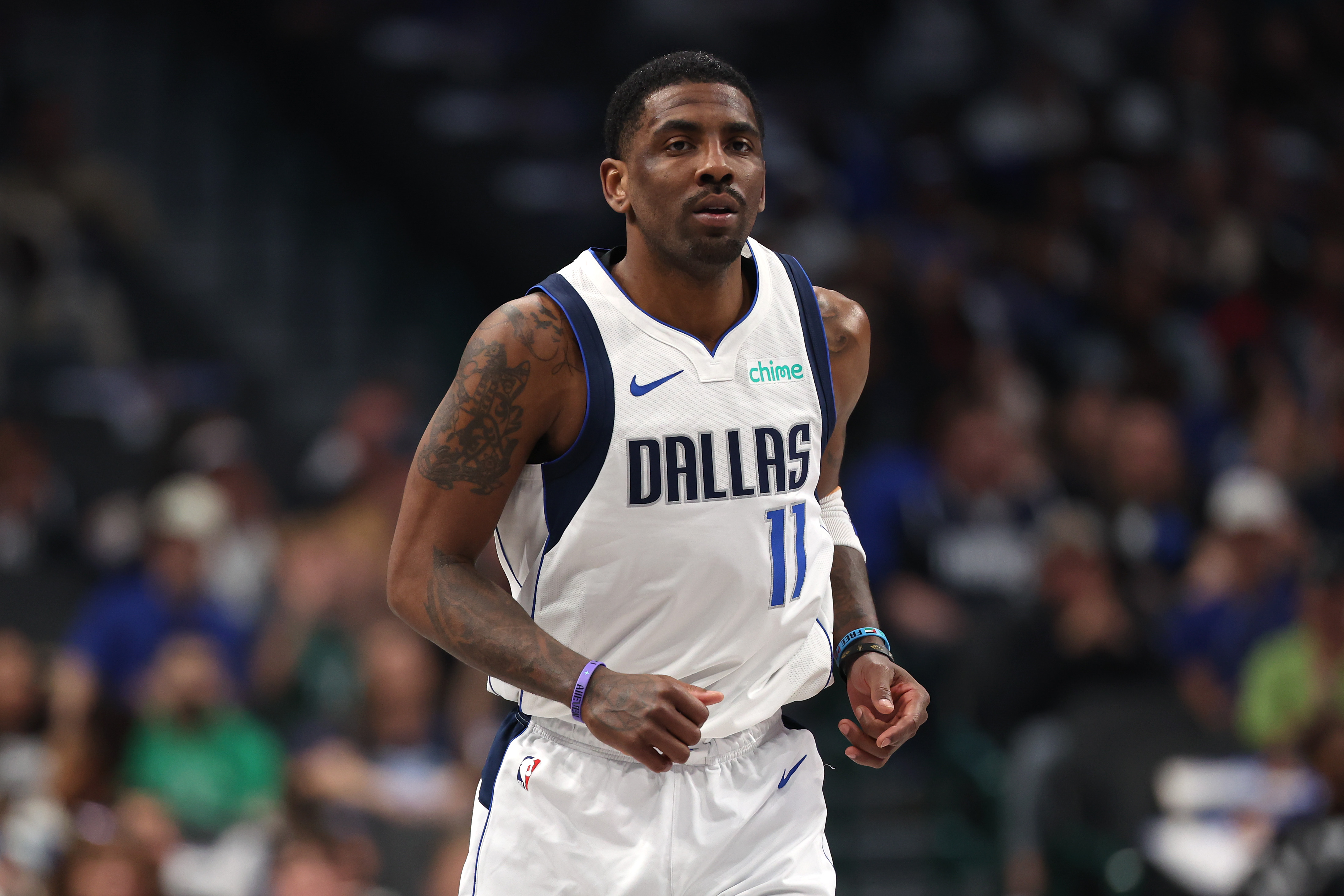 Mavericks' Kyrie Irving Linked to West Contender in New Mega Trade Rumor