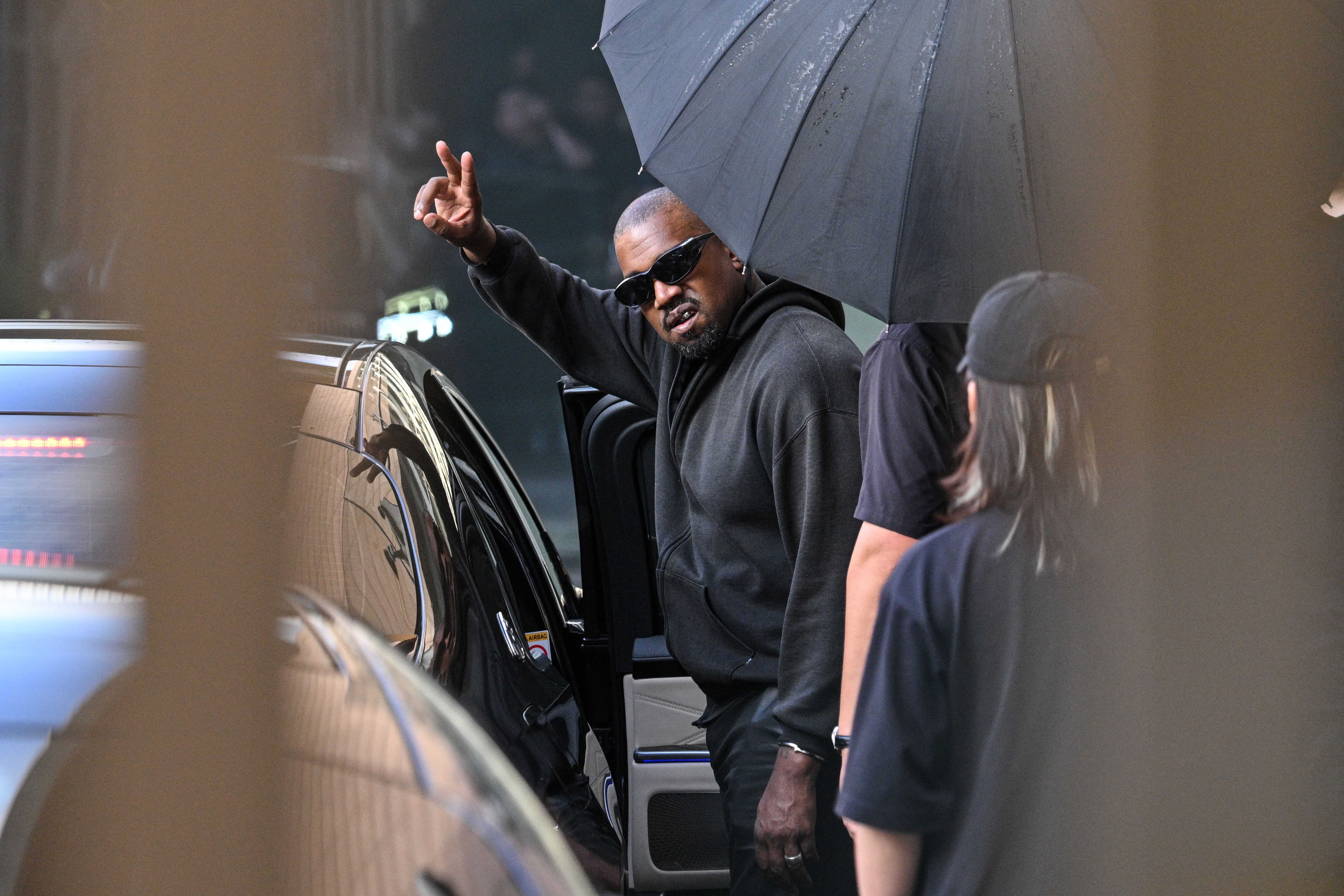 Video Shows Kanye West Apologizing to Rabbi for Antisemitic Comments
