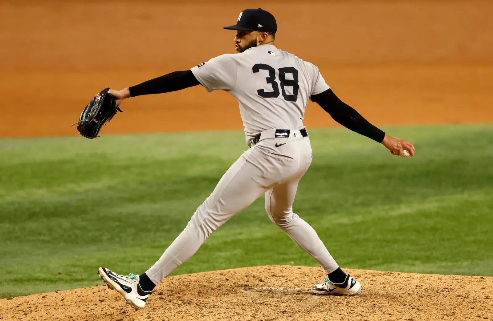 Cầu thủ ném bóng cứu thua của New York Yankees Devin Williams